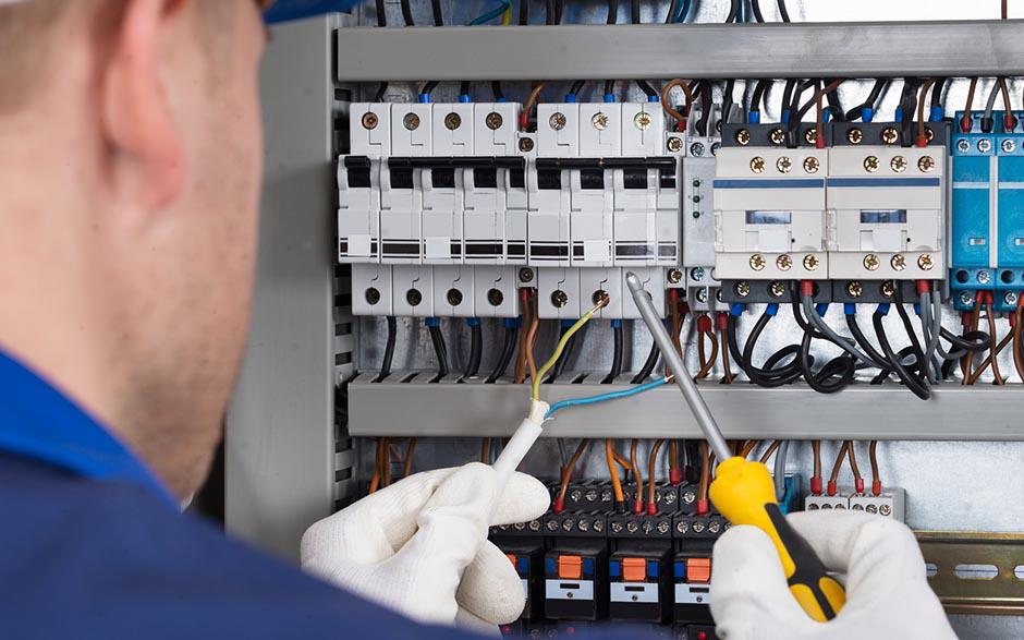 taux horaire électricien Paris 8
